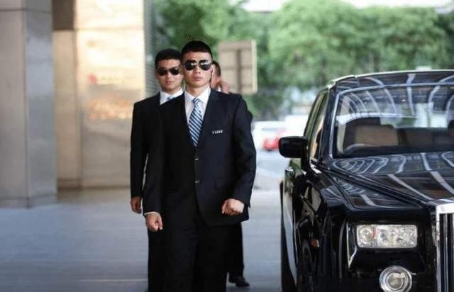 老板或高管|老板会开车，却让司机加班接送？知道原因后，难怪老板花钱请司机