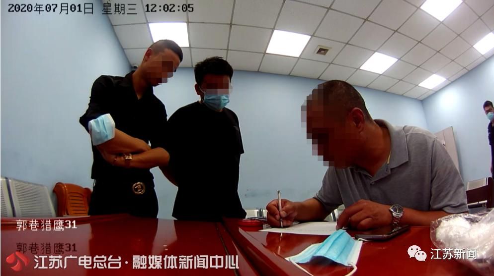  奔驰车|车位被堵，男子花18块钱买鸡蛋怒砸奔驰车！结果赔了2.1万