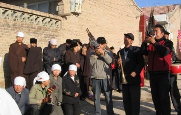 婚车|在农村,喜事白事撞一块了,哪一方该让道?这个到底有什么说法?