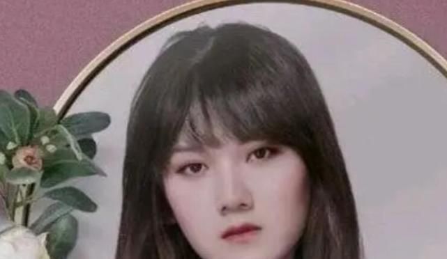  看越|Rookie直播时看JKL女装照, 越看越入迷, 直言有点像小钰