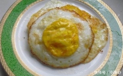鸡蛋|煎荷包蛋别傻傻只倒油!多加这样“东西”,荷包蛋又圆又嫩不粘锅