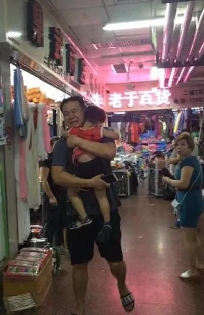  原因|商场里爸爸抱着5岁儿子边走边哭，路人知道原因后，纷纷让开了路