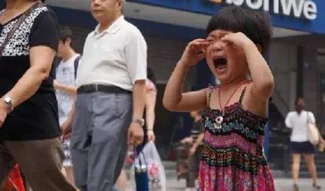  小男孩|4岁男童不慎走丢，慌乱中记住妈妈的话，“教科书”自救大获点赞