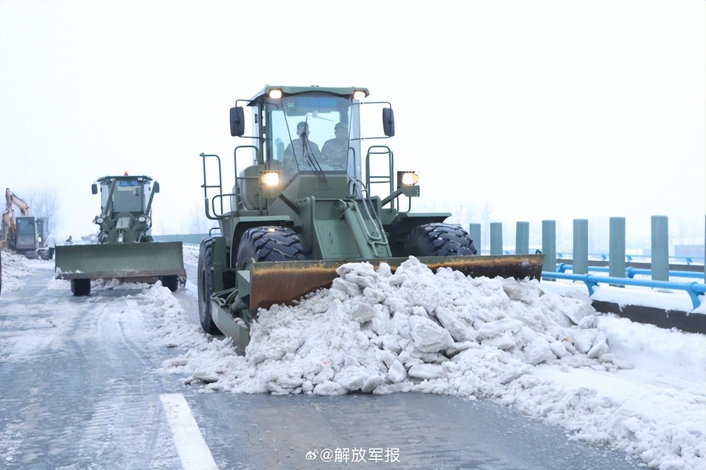 守护平安出行！子弟兵争分夺秒抢通道路