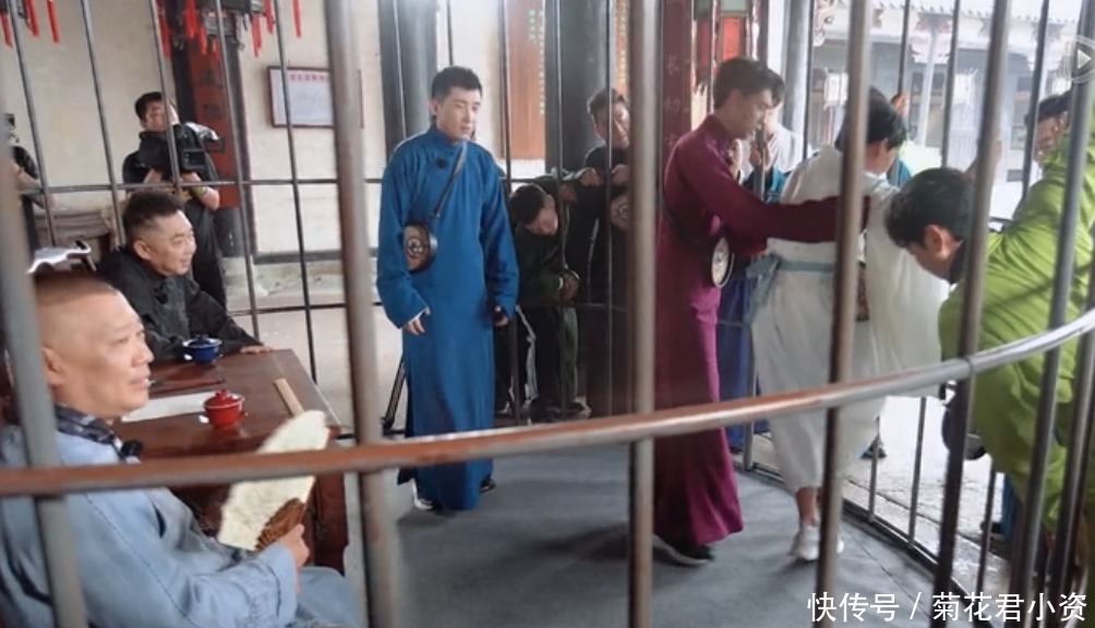 轻松|《德云斗笑社》节目设计有问题,道具做得太大意,徒弟轻松钻过去