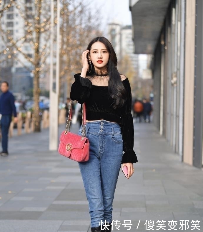 妹子|街拍:妹子穿着整洁时尚,散发迷人性感的气质