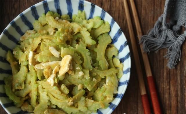  做法|苦瓜这做法，我家三天两头吃，简单一炒，平时讨厌它的爸爸都说好吃