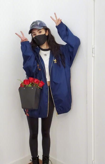 马丁|杨幂为了时尚,大热天穿马丁靴不算啥,看到鞋带:让人想不通