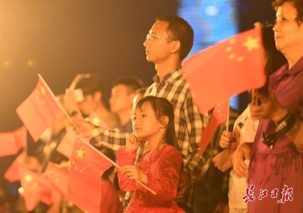 震撼|全城点亮!武汉流光溢彩向她表白,场面震撼