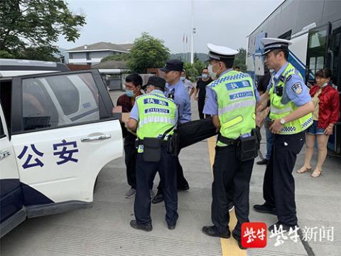  乘客|大客车上女乘客食物中毒生命垂危，高速交警上演生死营救