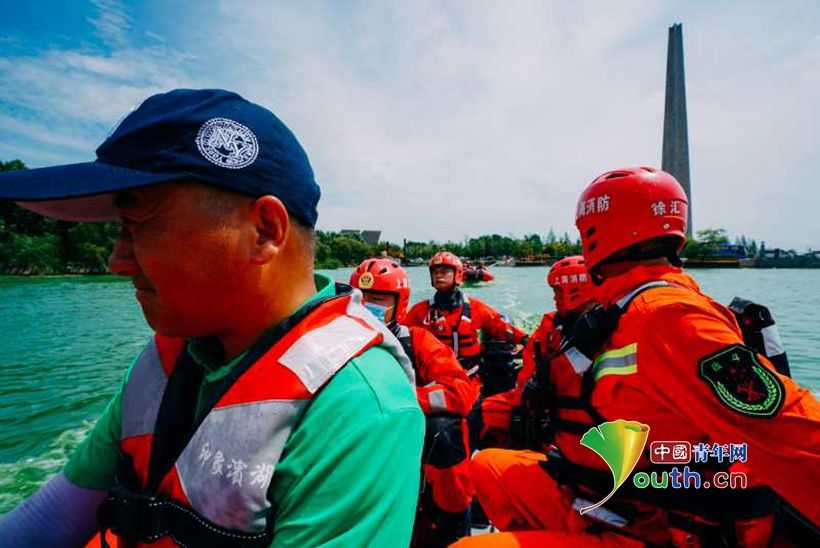  大面积|巢湖蓝藻大面积爆发 消防员头顶酷暑清理