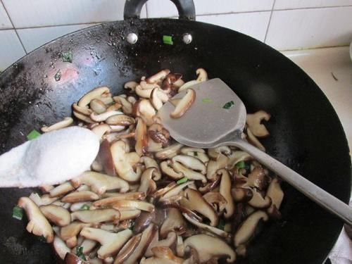  上桌|夏天最该吃的不是黄瓜，而是它，简单炒炒就上桌，精神饱满过夏天