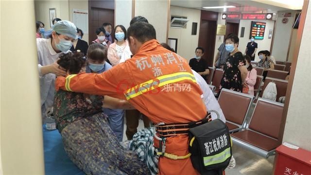 消防员|大写的“尴尬”！金项链掉入下水道，杭州阿姨伸手去掏，结果卡牢了