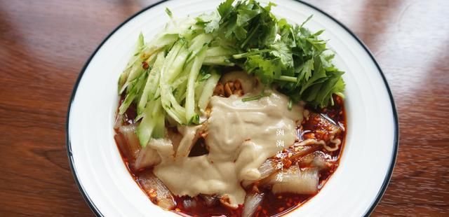  辣椒|夏天来一碗酸辣开胃的麻酱拌粉，太香了，做法也超简单