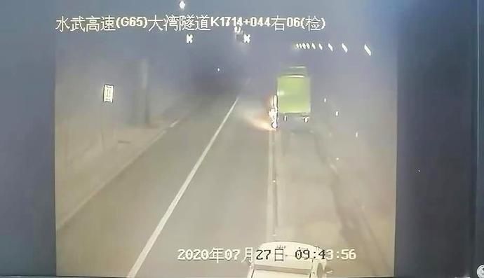 快速|高速路上车辆自燃 执法人员快速处置