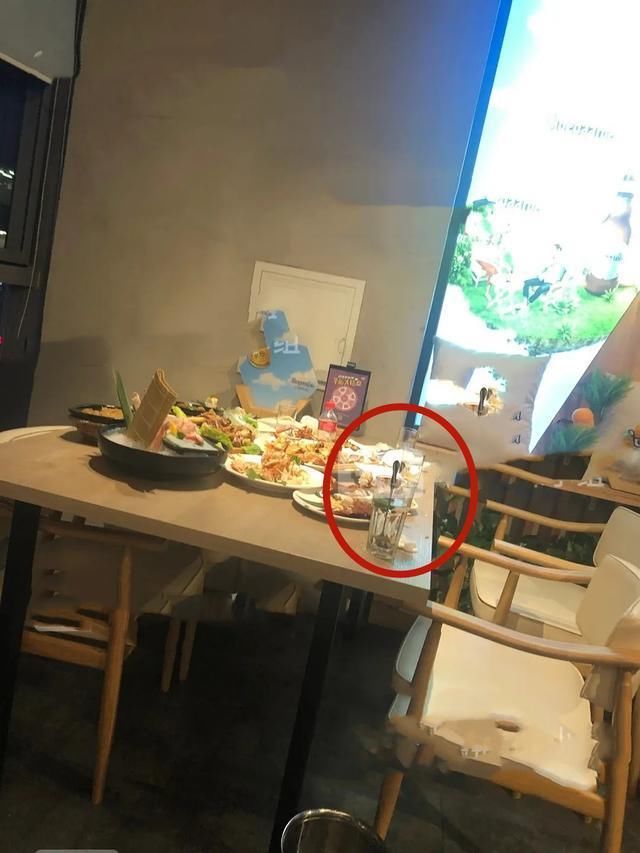 付钱|95后爱豆被曝七夕约饭靓妹，一顿4千多女生付钱，直播称吃霸王餐