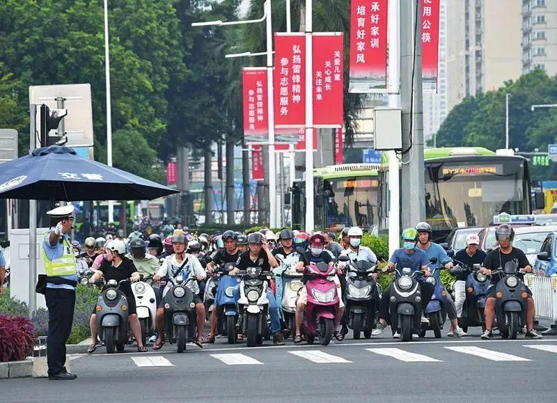未戴头盔|《南宁市电动自行车管理条例》正式实施 交警文明执法获称赞