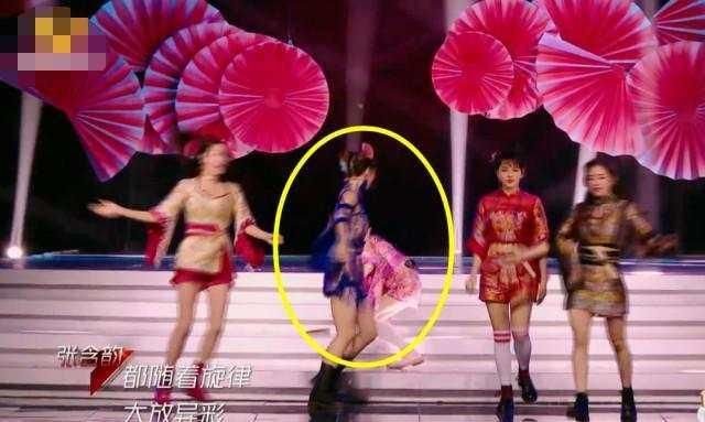  位女明星|金莎扇子掉了，其他人继续跳，谁注意到蓝盈莹做了啥？这才是姐妹