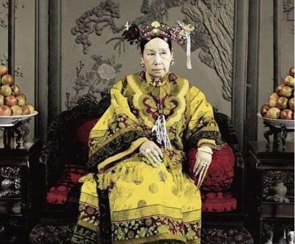 缠足|孙殿英手下的士兵回忆,慈禧是“半落子”脚,引发身世之谜