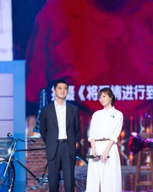  裙子|徐静蕾状态一点没见老，白衬衫配黑色背带裙，真有青春“学生样”