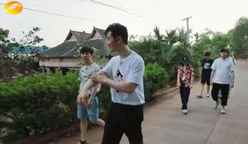  雨水|《向往》黄晓明“撑伞”太好笑，何炅全身被雨水淋湿，让人想起当年的孙俪！