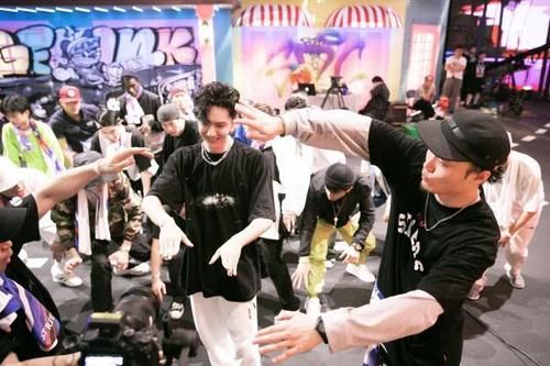  全场|王一博荷尔蒙爆发，燃炸全场，钢铁直男无视女舞者“放电”