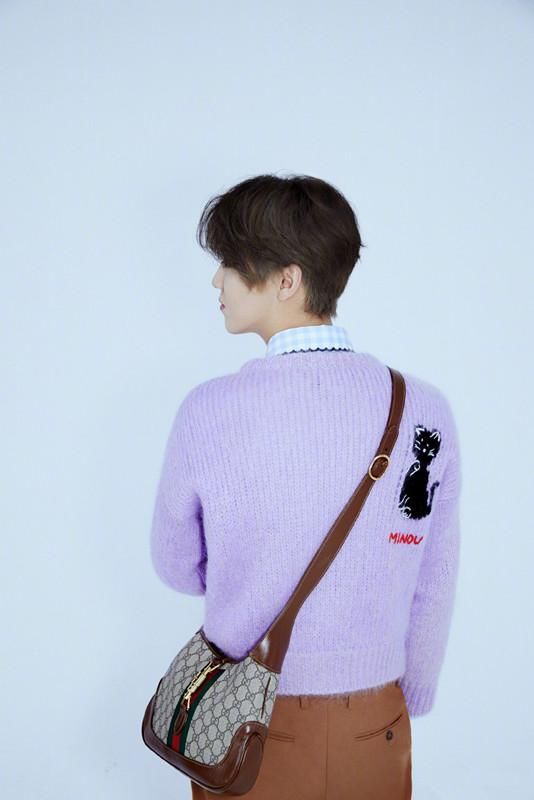  鹿晗|鹿晗拍写真，穿紫色套头衫搭翻领衬衫，俨然一个俊小伙模样！