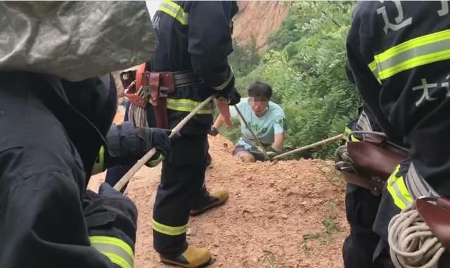  只能|尴尬了！男子拍照时手机掉下山崖，爬下去捡被困只能报警