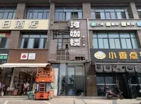  勇敢|临街玻璃门突然倒下勇敢妈妈用手撑扶