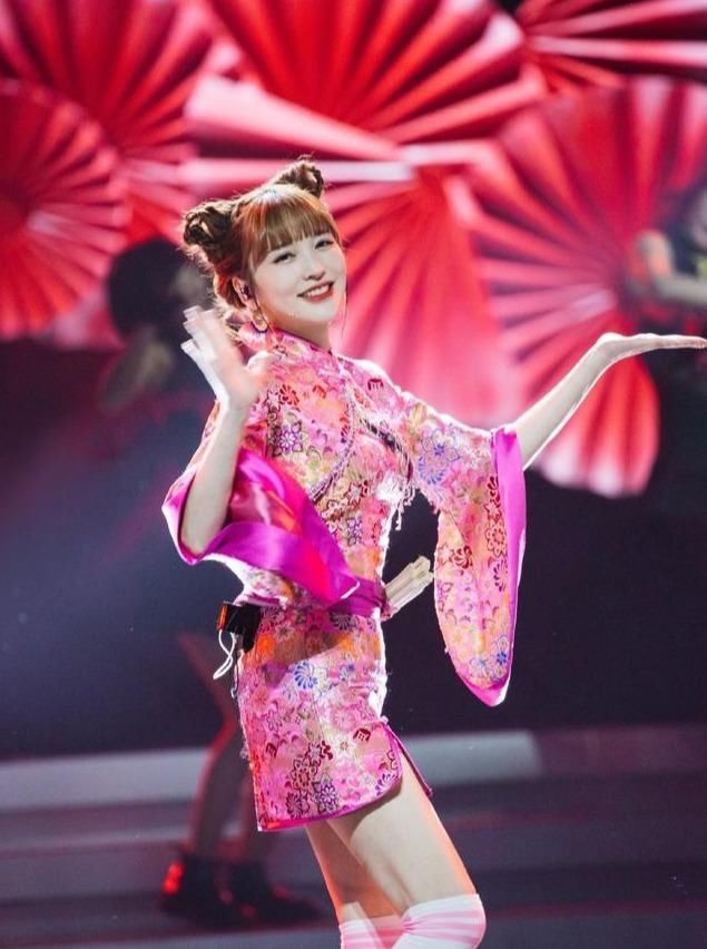  舞台|这个综艺不简单！姐姐们三公舞台high翻全场，女团风造型破次元壁