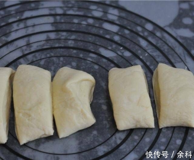 面团|玉米汁蘑菇面包，逼真，甜软上瘾