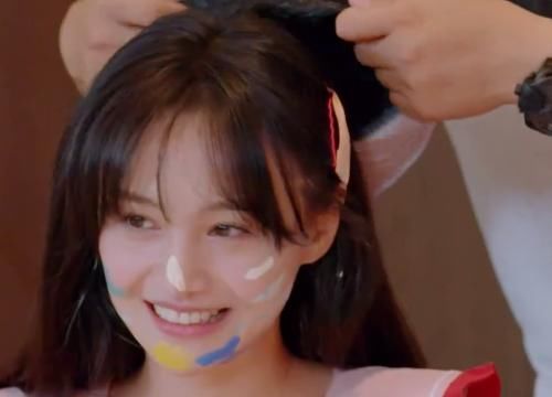  郑爽|郑爽再被批不敬业，上综艺被cue跳无价之姐，她却不配合躲一旁