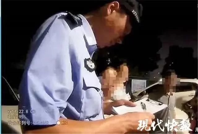  自行|天降飞刀插中后脑勺，男子居然自行走上救护车……