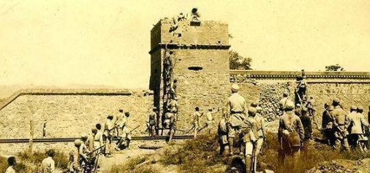 路过|鬼子躲在炮楼中，苏联兵久攻不下，中国老农路过说这还不简单