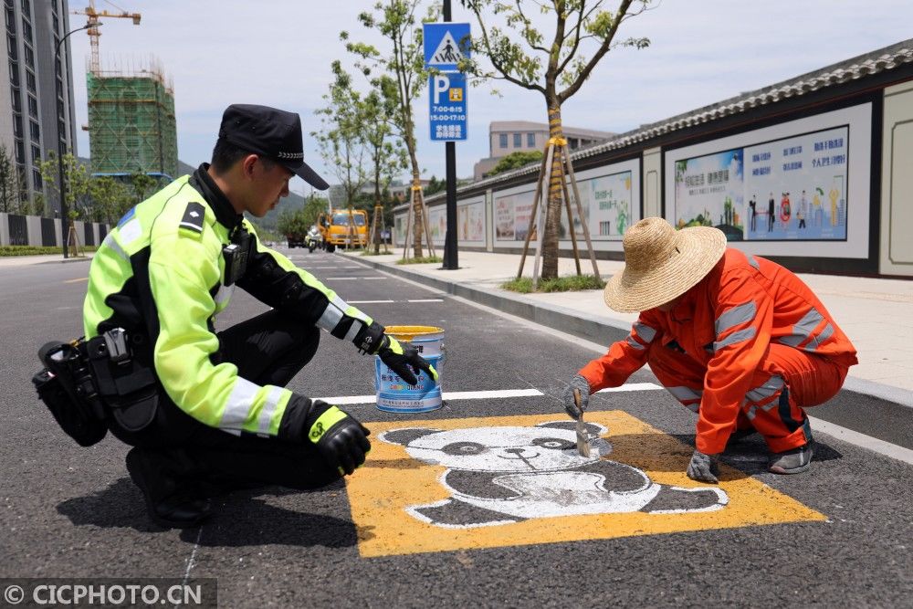 二小学门口路段|浙江舟山：“熊猫车位”便捷服务学生家长