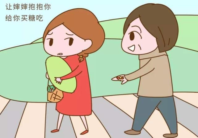 行乞|男子抱着小女孩街头行乞,路人看清他手上的小动作后,果断报警