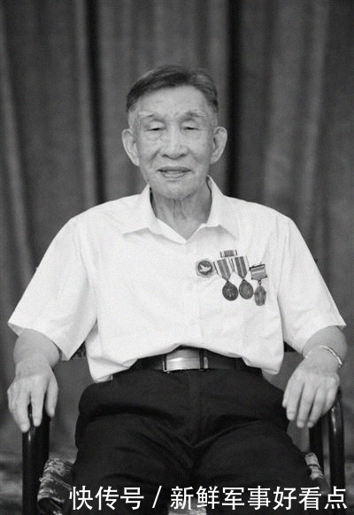 发回|他收集战场故事发回国内 他收听国内新闻传到战场