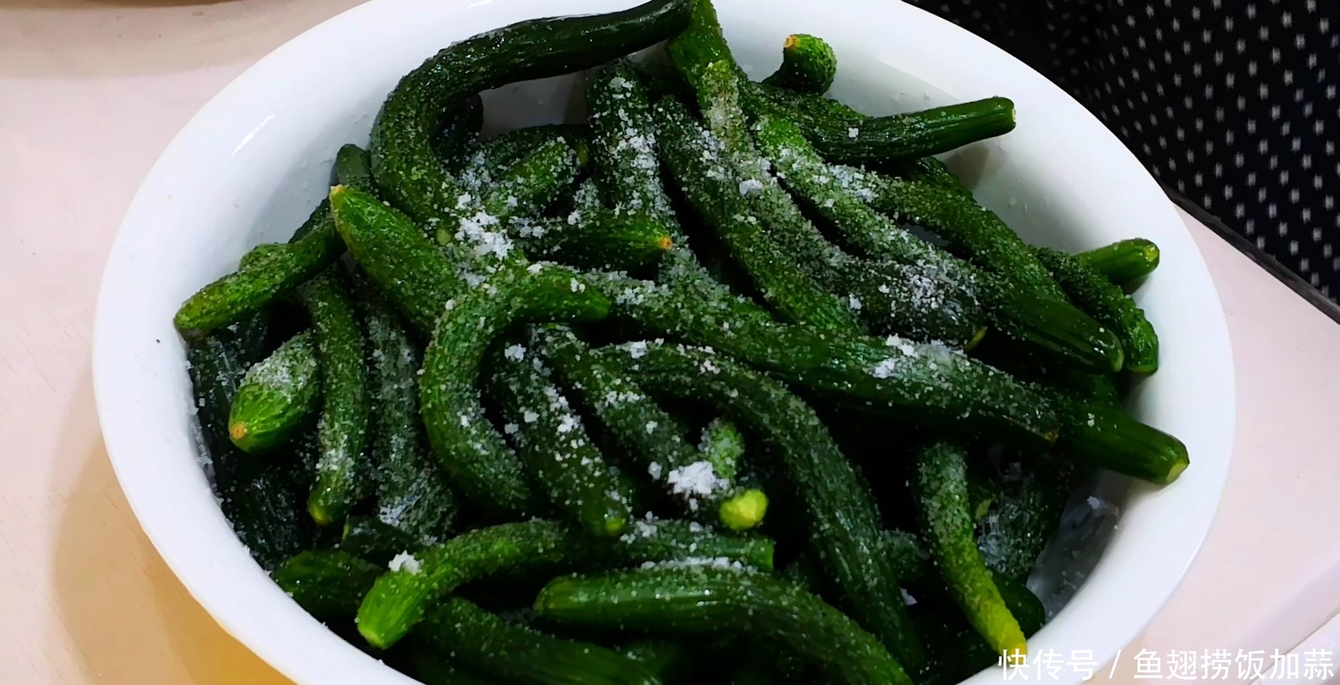 外行|腌黄瓜时,只会加盐就外行了,多加1味调料,又脆又绿格外香!