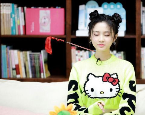 哪吒|张慧雯也太可爱了,穿凯蒂猫针织衫绑哪吒头,27岁呆萌又俏皮