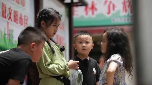  小鬼当家|真实版''小鬼当家''？湖南卫视《谁知盘中餐》萌娃再遇挑战