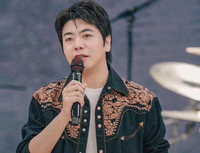  郎朗|陀螺与羊肉串的奇妙相遇！郎朗与邓紫棋互怼：我真的不浮夸