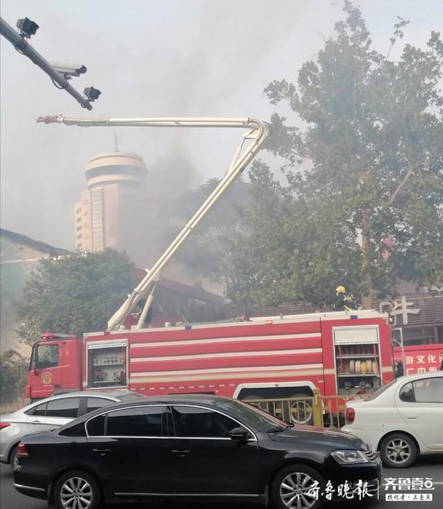 现场|情报员在现场|济南经四纬六路牛阵烧烤着火,浓烟扩散到整个路口