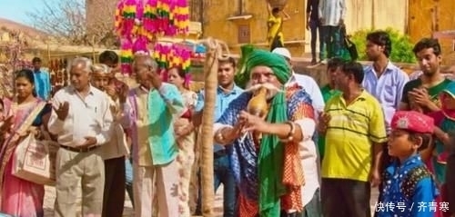 印度|印度的“通天绳”是怎么回事?绳子笔直升入空中,小孩还能爬上去