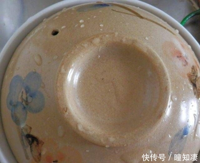  寒冷|带有粽叶香味的香菇鸡腿饭非常适合寒冷和多雨的天气