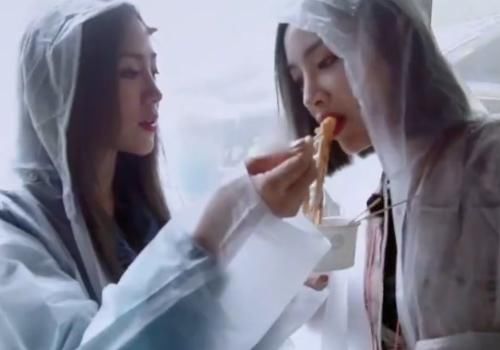 方式|许佳琪请郑爽吃东西,俩人的方式却大不相同,女团和偶像的区别