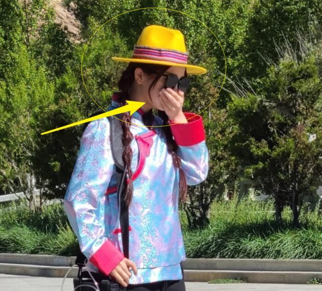  心疼|虞书欣录制综艺被偶遇，全程捂脸不让拍，得知原因心疼了