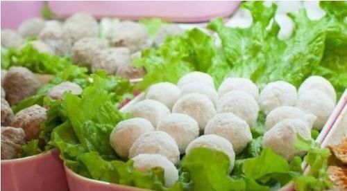 都会|吃火锅时,盘子里的青菜能否吃掉很多人不懂,服务员笑话