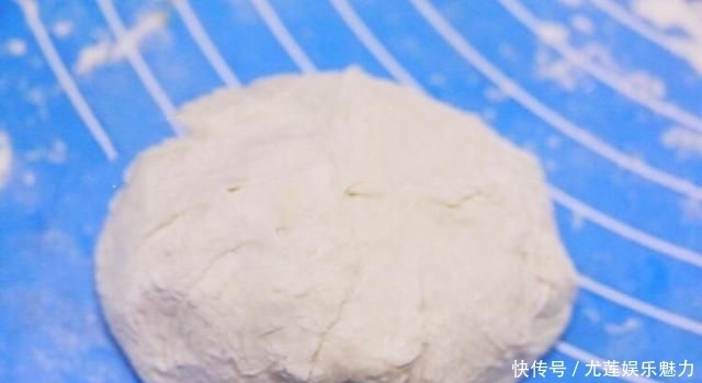 饺子|不要总是用面粉蒸面包。加一把韭菜和两个鸡蛋,比饺子好吃