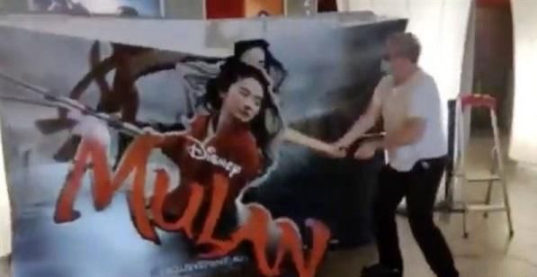  电影院|《花木兰》放弃上映！戏院老板怒砸刘亦菲海报发泄，网友：理解