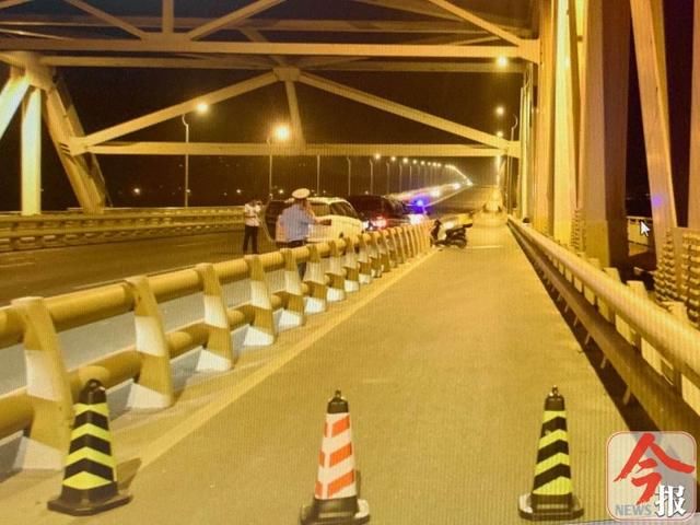  电动车|不幸！白露桥上一电动车撞上隔离栏，驾车男子头破血流